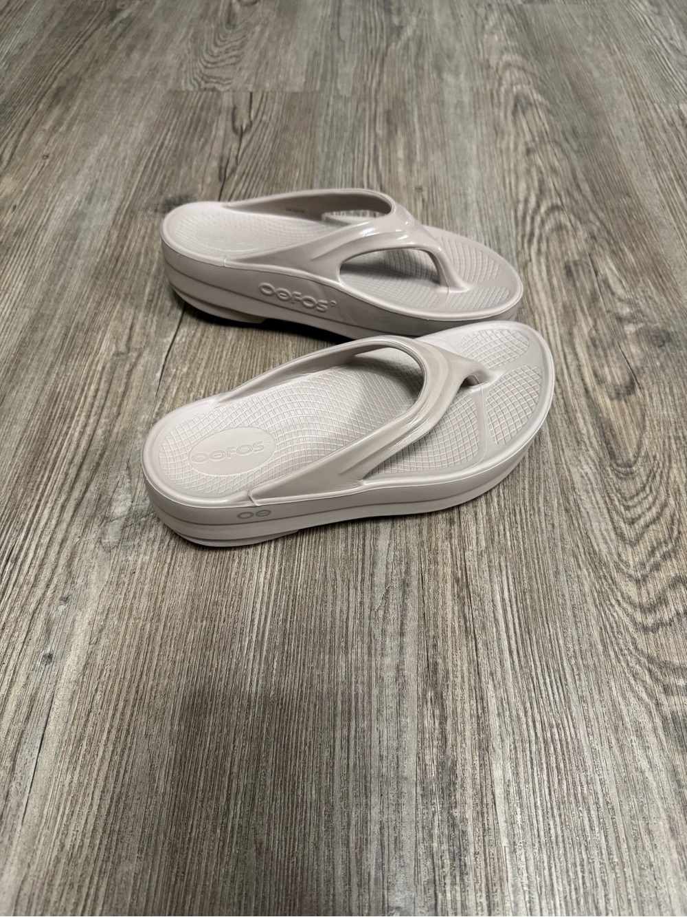 Oofos oomega oolala sandals women’s size 8 Tan